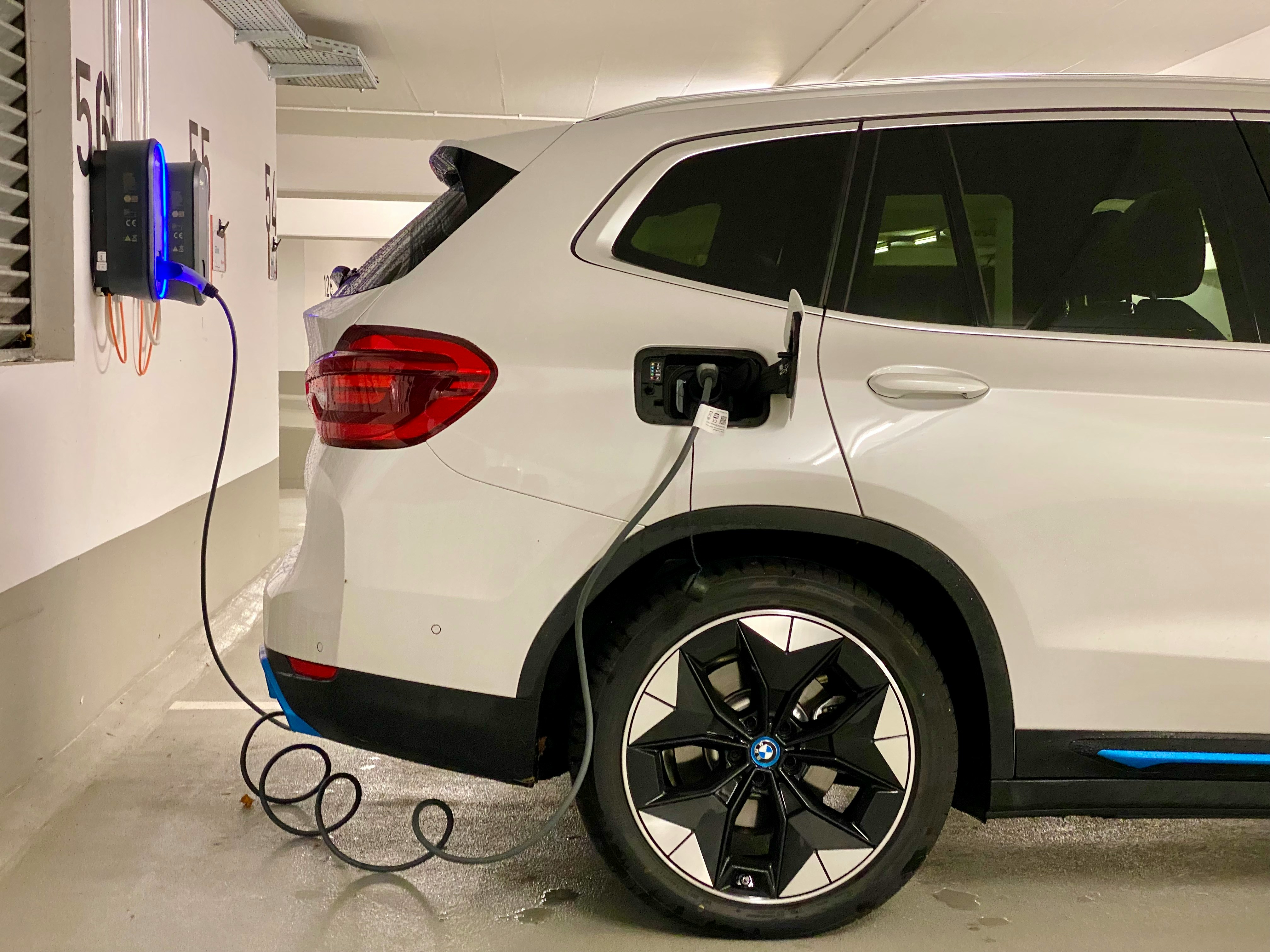 Elétricos batem 41 mil vendas em abril e já são 18% do mercado: o mapa real da eletrificação no Brasil em 2026